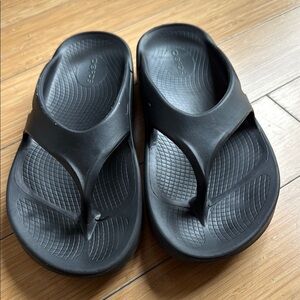 Oofos woman’s recovery thongs black color. Size 9